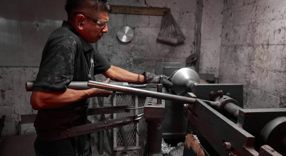 Equipo de produccion de Alumixe en fabricacion de utensilios de aluminio
